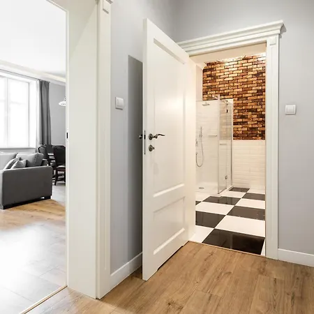 Starowislna 1, Main Square Daire