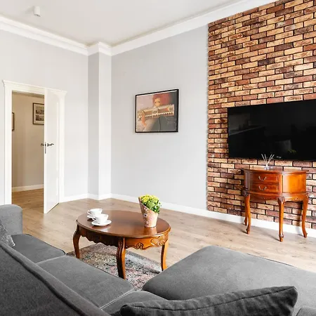 Starowislna 1, Main Square Daire